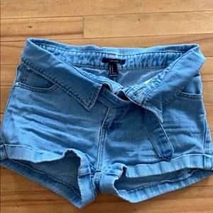 Jean shorts with buckle